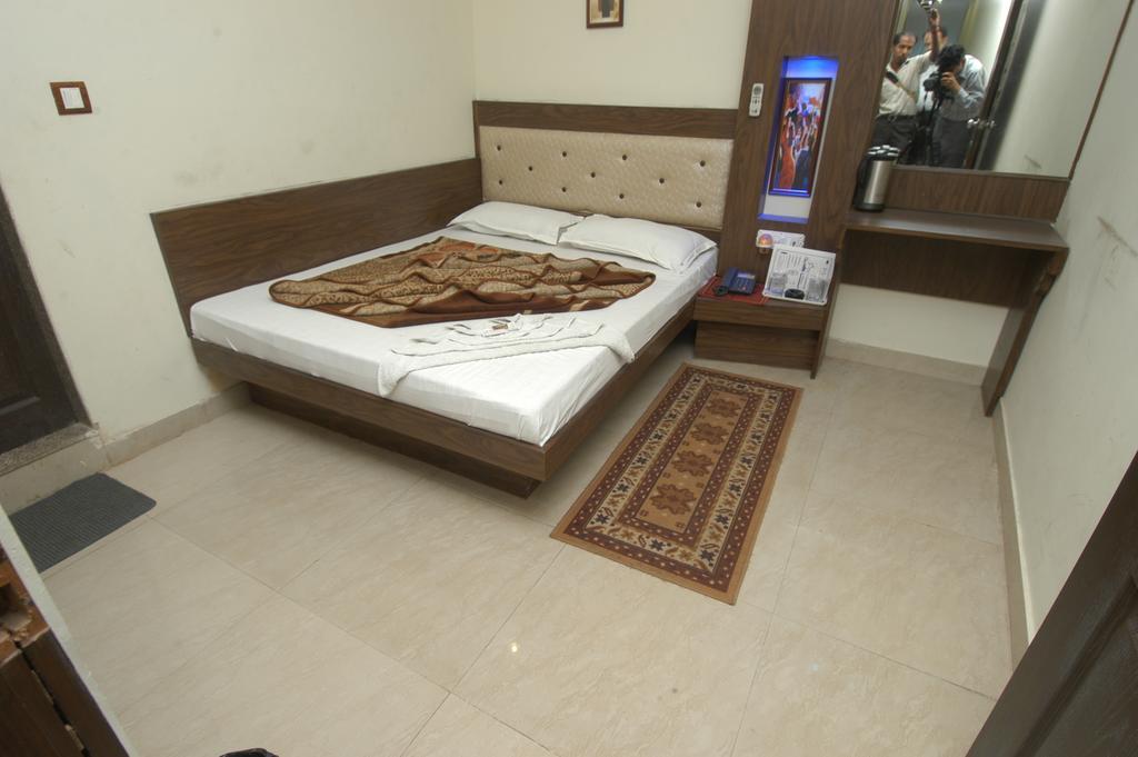 โอโย 6317 โฮเต็ล ศิวะพาเลซ Bed & Breakfast นิวเดลี ภายนอก รูปภาพ