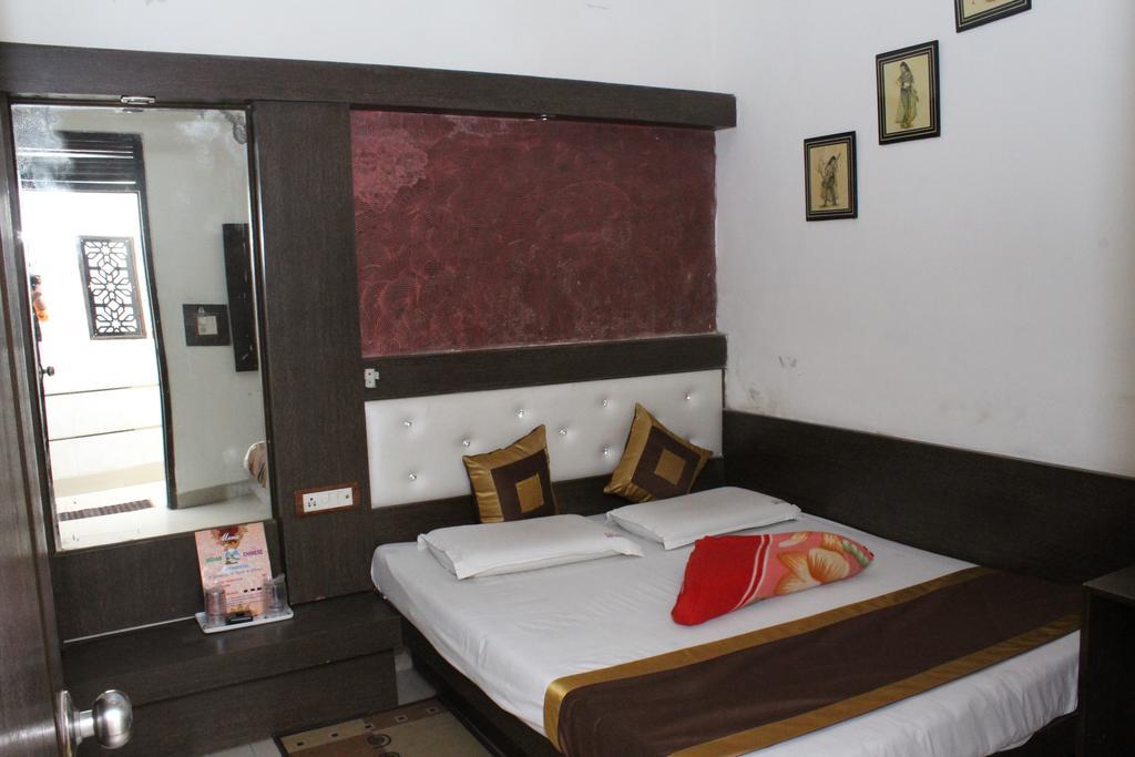 โอโย 6317 โฮเต็ล ศิวะพาเลซ Bed & Breakfast นิวเดลี ภายนอก รูปภาพ