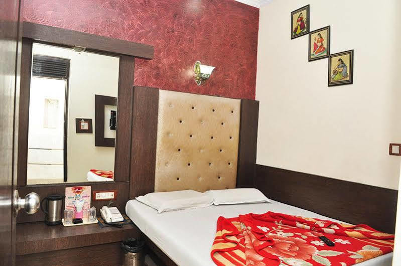 โอโย 6317 โฮเต็ล ศิวะพาเลซ Bed & Breakfast นิวเดลี ภายนอก รูปภาพ