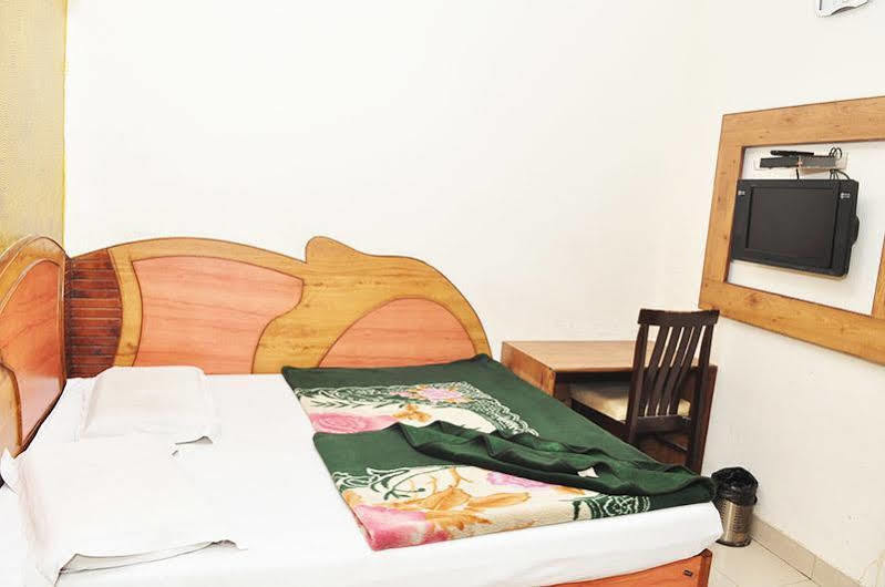 โอโย 6317 โฮเต็ล ศิวะพาเลซ Bed & Breakfast นิวเดลี ภายนอก รูปภาพ